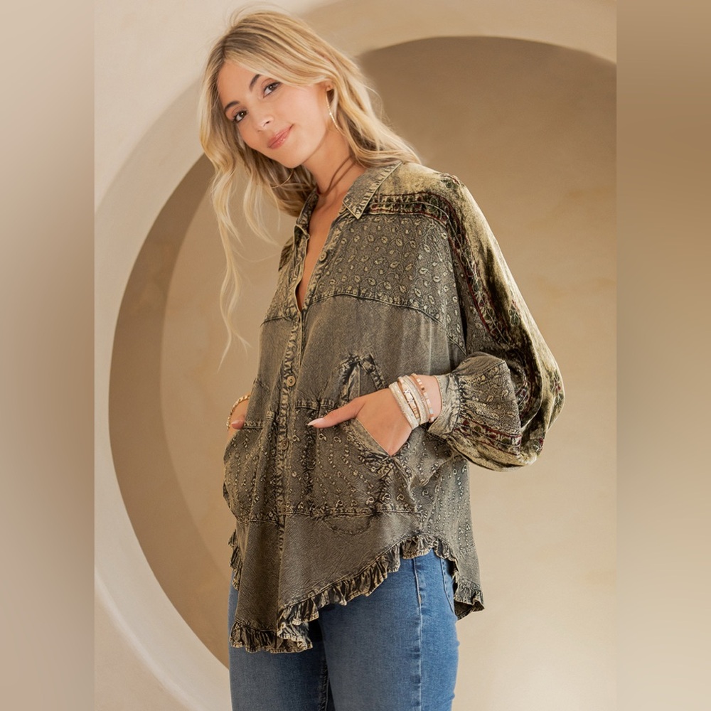 Elegant Green Blouse with Patterned Design